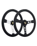 Två sportrattar MOMO Prototipo 370 i läder med en silver och en svart