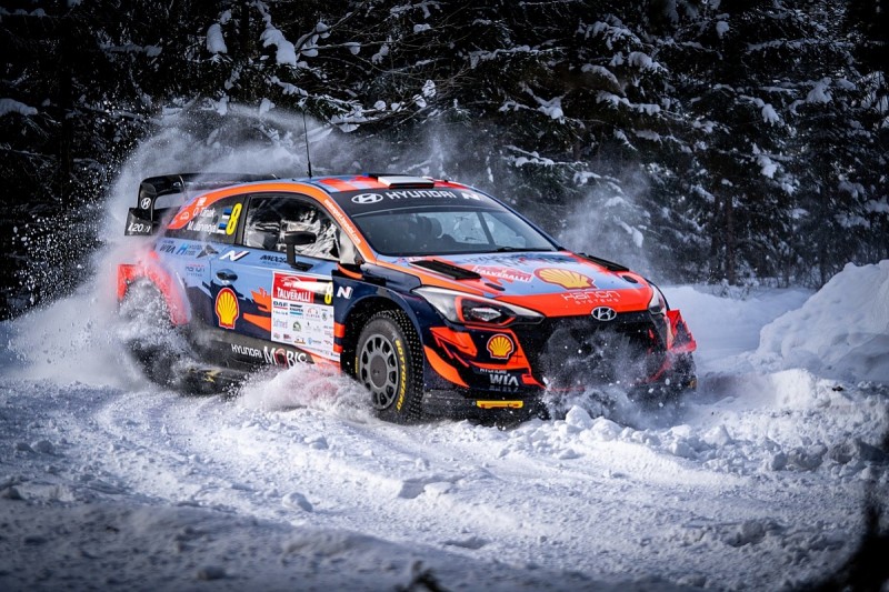 Rallybil på snötäckt väg